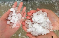 Giông lốc, mưa đá bất thường làm tốc mái gần 500 nhà dân, trường học