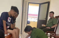 Tìm mẹ, hai anh em bị đi lạc, đói lả ở ven đường