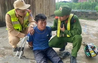Quay xe bỏ chạy, vứt ma túy vào vườn nhà dân khi gặp công an