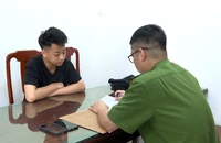 Trùm đầu, đeo khẩu trang vào cửa hàng cướp giật điện thoại 