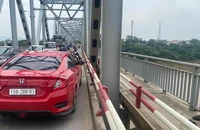 Mò tìm người đàn ông để ô tô trên cầu rồi nhảy xuống sông Hồng