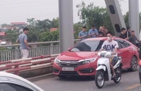 Diễn biến mới vụ người đàn ông để ô tô trên cầu rồi nhảy xuống sông Hồng