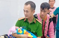Công an đỡ đẻ cho sản phụ người Mông