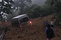 Hà Giang: Sạt lở đất đá trúng vào xe 16 chỗ làm 8 người chết, 4 người bị thương