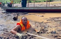Điện Biên: Công an bơi giữa dòng củi, rác tìm người mất tích do lũ quét