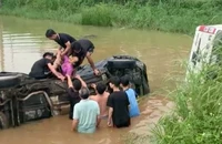 Sau tông nhau, 2 xe ô tô lật xuống ao, người dân phá cửa đưa người đi cấp cứu