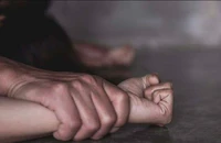 Điều tra nghi án thiếu nữ 16 tuổi bị cha dượng và anh trai của ông này xâm hại 