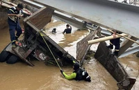Vụ sập cầu Phong Châu: Tiếp cận xe đầu kéo mắc kẹt dưới sông
