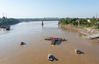 Công binh lắp phà quân sự phục vụ dân qua cầu Phong Châu