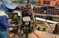 Tìm thấy xe máy của 1 nạn nhân vụ sập cầu Phong Châu