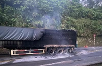 Cháy xe đầu kéo chở 20 tấn ngô trên Quốc lộ 6