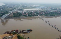 Hiện trạng cầu Phong Châu khi nước sông Hồng giảm 6 mét