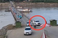 Xử phạt xe bán tải vượt sai quy định tại cầu phao Phong Châu
