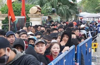 Chen lấn trong ngày đầu mở bán vé xem đội tuyển Việt Nam thi đấu tại Phú Thọ