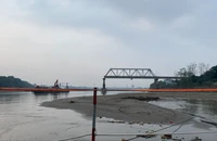 Sẽ di dời dầm thép cầu Phong Châu cũ sang một bên để xây cầu mới