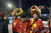 Hàng ngàn cổ động viên đổ về sân Việt Trì xem trận Việt Nam - Indonesia