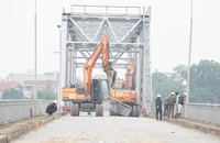 Video: Tháo dỡ cầu Phong Châu
