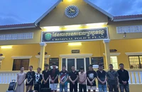Nhóm người Việt ở Campuchia lừa bán xe thanh lý hải quan