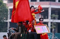 Cổ động viên tiếp lửa cho đội tuyển Việt Nam, đốt pháo sáng đổ về sân Việt Trì