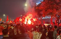 Cổ động viên đổ ra đường mừng chiến thắng của Đội tuyển Việt Nam