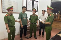 Bắt giữ 2 người khai thác đất trái phép tại Phú Thọ