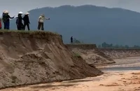 Vì sao người dân Phú Thọ xua đuổi tàu hút cát ven sông Đà?
