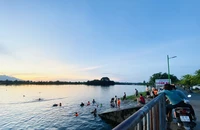 Hà Nội: Hai người đuối nước khi đi tắm đập Quán Trăn