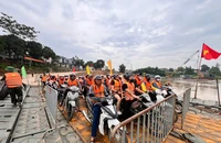 Công binh triển khai phà quân sự đưa người dân qua sông Hồng