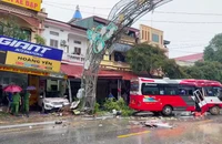 Xe khách vượt xe cùng chiều gây tai nạn, 3 người bị thương