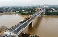 Toàn cảnh cầu Phong Châu mới trước ngày khánh thành