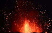 Hình ảnh núi lửa Cumbre VIeja tiếp tục phun trào dung nham trên đảo La Palma được nhìn thấy vào ngày 17-10.
