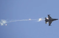Máy bay chiến đấu F-16 của Không quân Israel thả pháo sáng trong một cuộc trình diễn.
