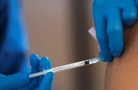Nhân viên y tế đang tiêm vaccine ngừa COVID-19 cho một người cao tuổi tại phòng tiêm chủng tạm thời trong một nhà thờ ở Stockholm, Thụy Điển, ngày 2-3-2021.