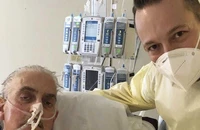 Ông David Bennett, người đầu tiên được cấy ghép tim lợn, chụp hình cùng con trai sau ca phẫu thuật "đầy đột phá".