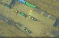 Máy bay không người lái Nga nhắm mục tiêu và tấn công vào xe bọc thép của quân đội Ukraine. Ảnh: RT