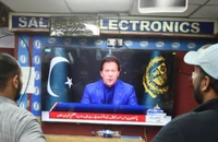 Người dân Pakistan lắng nghe Thủ tướng Imran Khan phát biểu vào ngày 28-2.