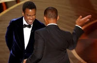 Will Smith tát vào mặt nam diễn viên hài Chris Rock vì đem chứng rụng tóc của vợ anh ra đùa giỡn.