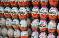 Những quả trứng chocolate Kinder được trưng bày trong siêu thị.