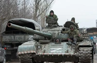 Quân đội Ukraine tuần tra trên xe tăng.
