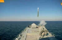 Khinh hạm Nga bắn tên lửa tiêu diệt máy bay không người lái của Ukraine.