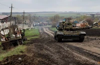Xe tăng Ukraine tuần tra tại tại làng Husarivka, TP Kharkiv, ngày 14-4.