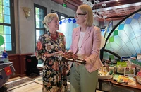 Tổng Lãnh sự Úc tại TP Hồ Chí Minh Sarah Hooper (phải) cùng Ủy viên Thương mại và Đầu tư cấp cao Rebecca Ball (trái).