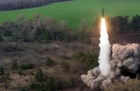 Lực lượng Nga phóng tên lửa chiến thuật Iskander nhắm vào Ukraine.