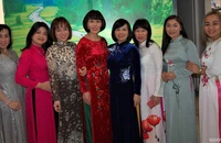 Đại sứ Việt Nam tại Hungary Nguyễn Thị Bích Thảo (áo dài xanh giữa) chụp hình cùng các đại biểu.