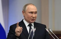 Tổng thống Nga Vladimir Putin có bài phát biểu trong cuộc họp với Quốc hội ở St. Petersburg, ngày 27-4. 