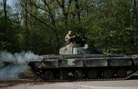 Lính Ukraine ngồi trên xe bọc thép tuần tra gần TP Slovyansk, ngày 26-4.