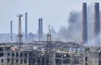 Khói bốc lên bao trùm nhà máy thép Azovstal ở Mariupol, Ukraine.
