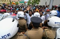 Lực lượng cảnh sát tìm cách kiểm soát dòng người biểu tình tại Colombo, Sri Lanka, vào ngày 9-5.