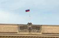 Quốc kỳ Nga được treo trên đỉnh một tòa nhà ở Kherson, Ukraine vào tháng 4.