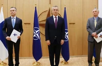 Từ trái sang phải: Đại sứ Phần Lan tại NATO Klaus Korhonen, Tổng thư ký NATO Jens Stoltenberg và Đại sứ Thụy Điển tại NATO Axel Wernhoff tại Brussels, Bỉ, hôm 18-5.